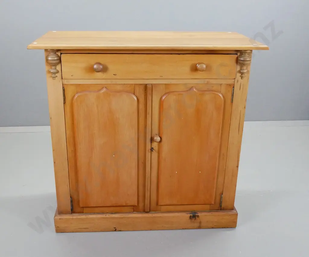 Colonial rimu and kauri dresser with single drawer, 2 shield-shaped cupboard doors, on plinth base H-920 W-980 D-460 Image 1++
