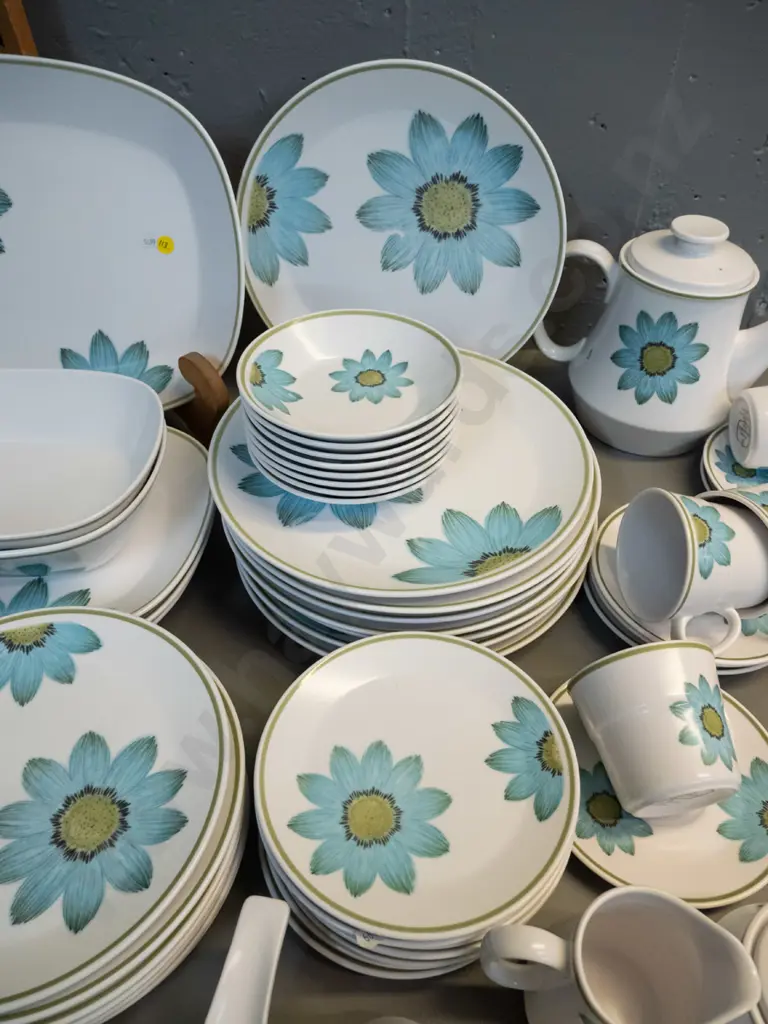 large collection of retro Noritake "Up-Sa Daisy" pattern tea and dinnerware - crack to teapot, fading to decoration on Image 1++
