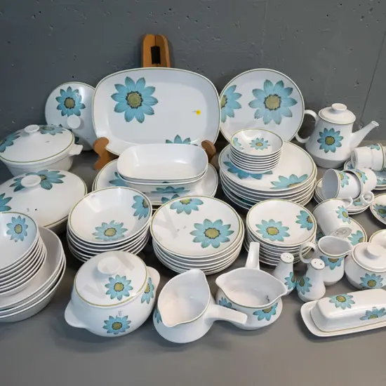 large collection of retro Noritake "Up-Sa Daisy" pattern tea and dinnerware - crack to teapot, fading to decoration on