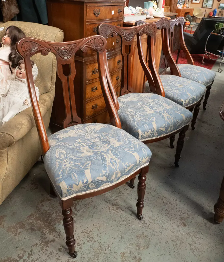 4 Edwardian mahogany and beech saddle-back dining chairs on casters, w/turned front legs, blue patterned fabric H880 Image 1++