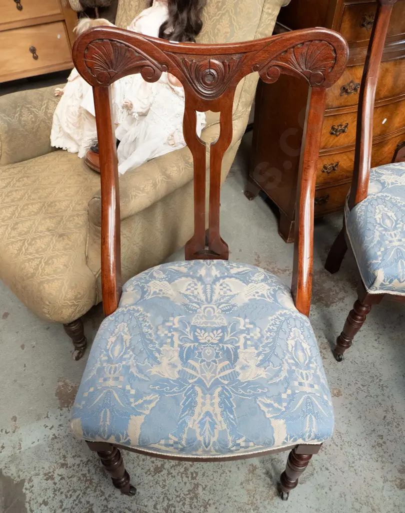 4 Edwardian mahogany and beech saddle-back dining chairs on casters, w/turned front legs, blue patterned fabric H880 Image 1++