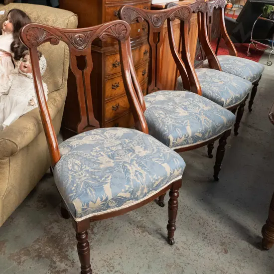 4 Edwardian mahogany and beech saddle-back dining chairs on casters, w/turned front legs, blue patterned fabric H880
