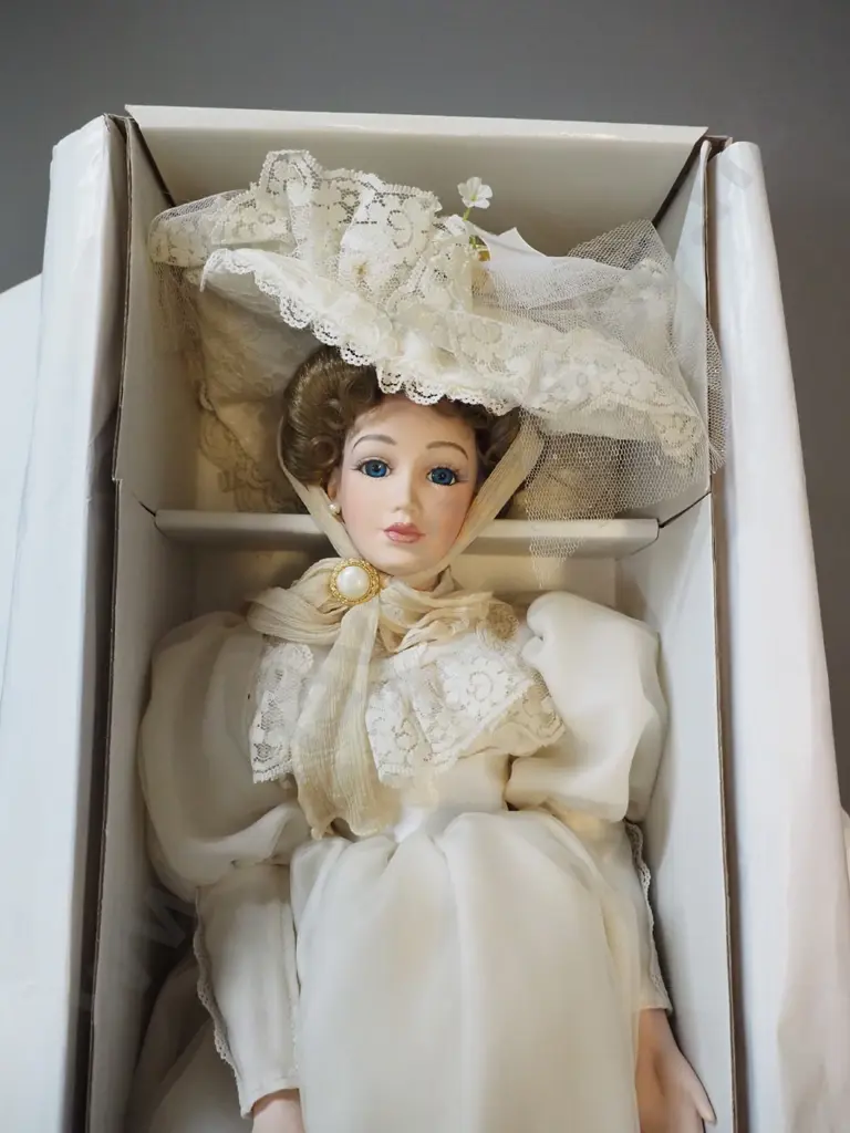 Hillview Lane display doll in original box - "Lady Caroline King" with stand, H-650 Image 1++