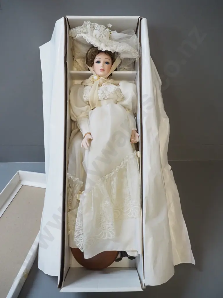 Hillview Lane display doll in original box - "Lady Caroline King" with stand, H-650 Image 1++