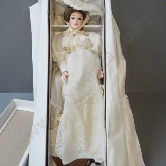 Hillview Lane display doll in original box - "Lady Caroline King" with stand, H-650