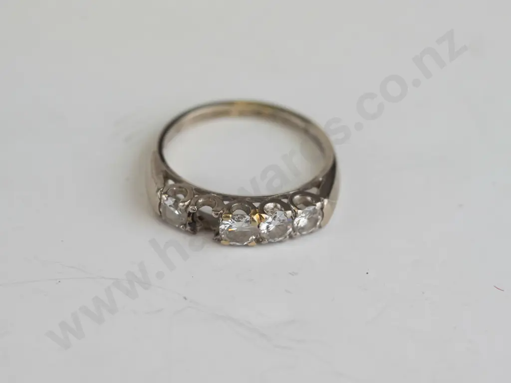 14ct white gold London Bridge ring 3.1gm, 5 diamonds (1 missing), Image 1++