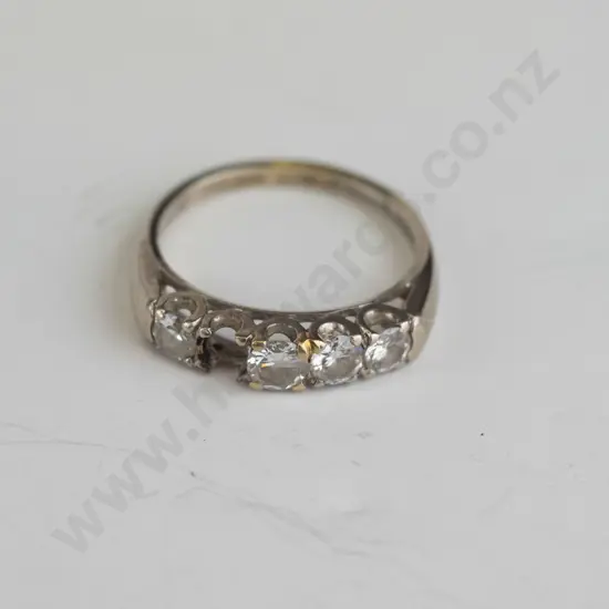 14ct white gold London Bridge ring 3.1gm, 5 diamonds (1 missing),