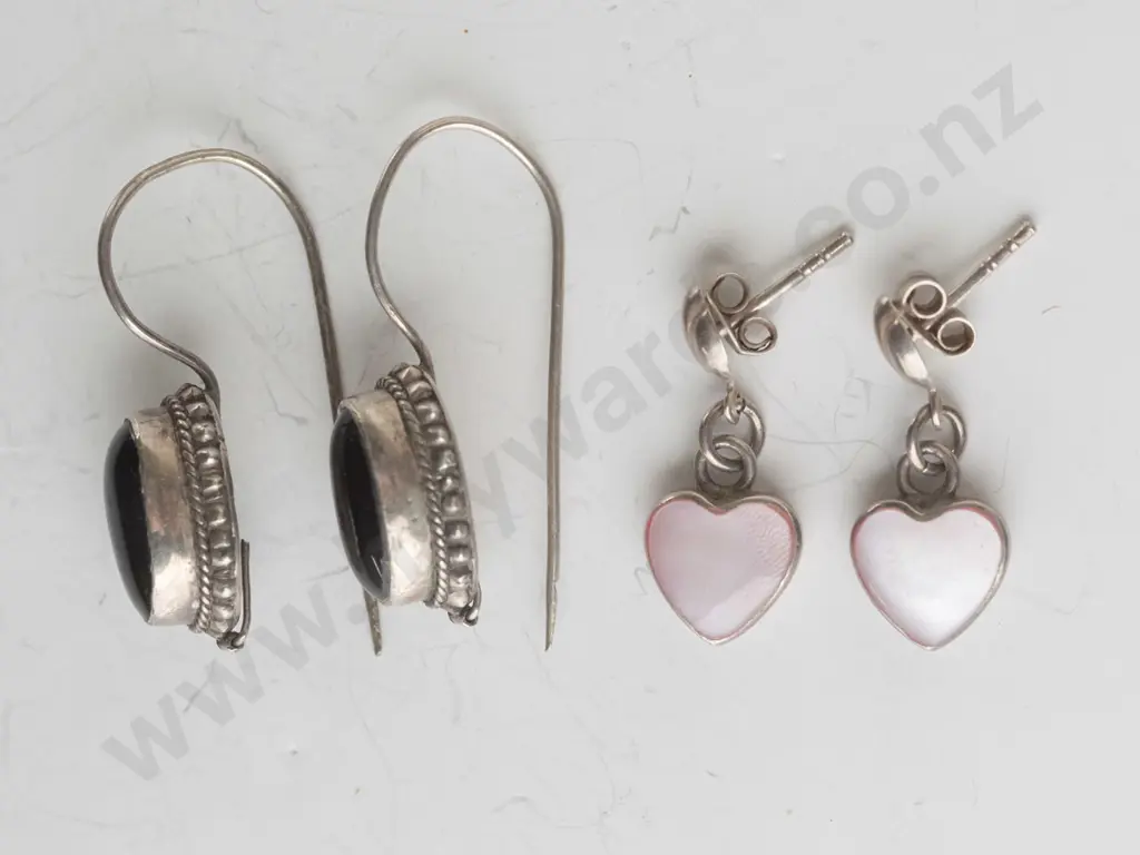 2 pairs of earrings Image 1++