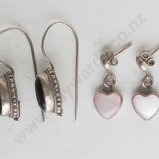 2 pairs of earrings