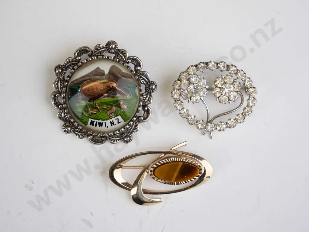 3 costume brooches Image 1++