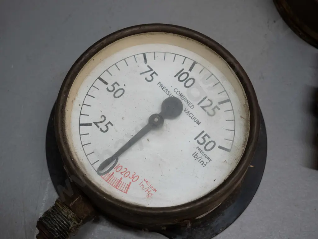 3 brass cased pressure gauges - one marked Bourdon's Patent, largest is D-120 Image 1++