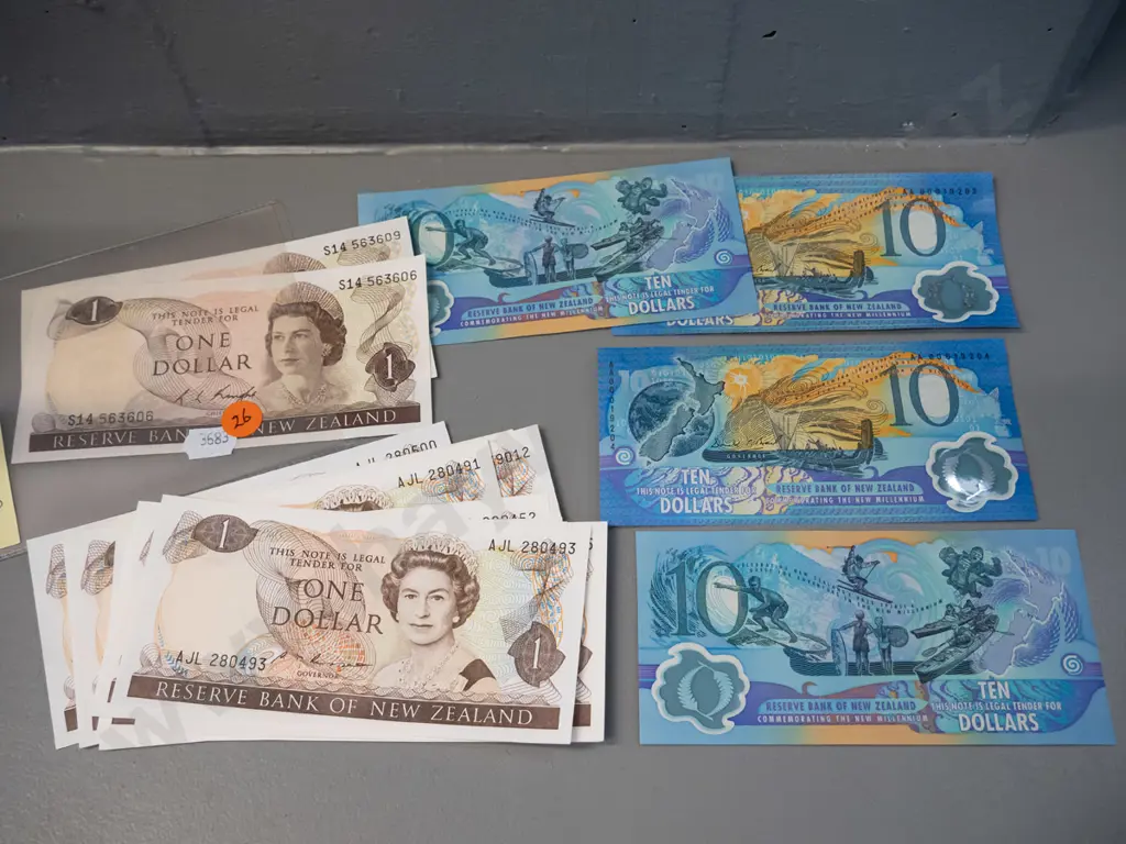 New Zealand bank notes including 4 Millennium $10 and 15 assorted $1 notes Image 1++