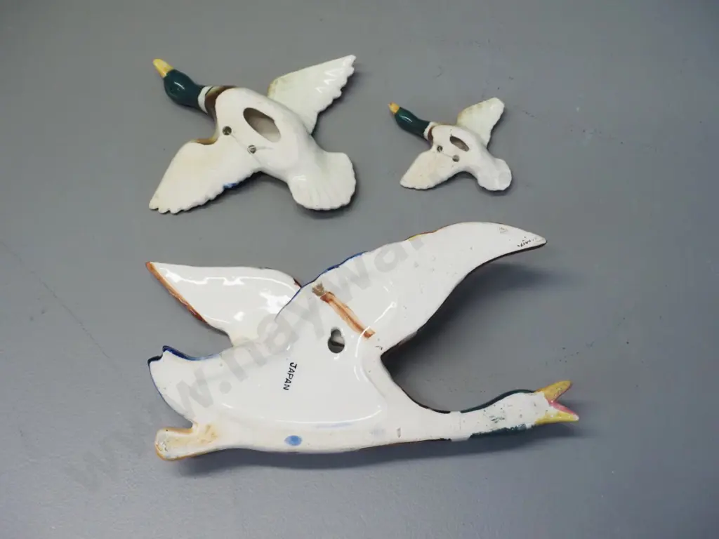 3 flying wall ducks - non matching one is a wall pocket H-120 W-210 Image 1++