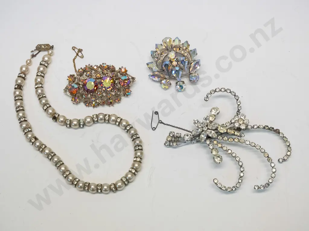 costume necklace & 3 costume brooches Image 1++