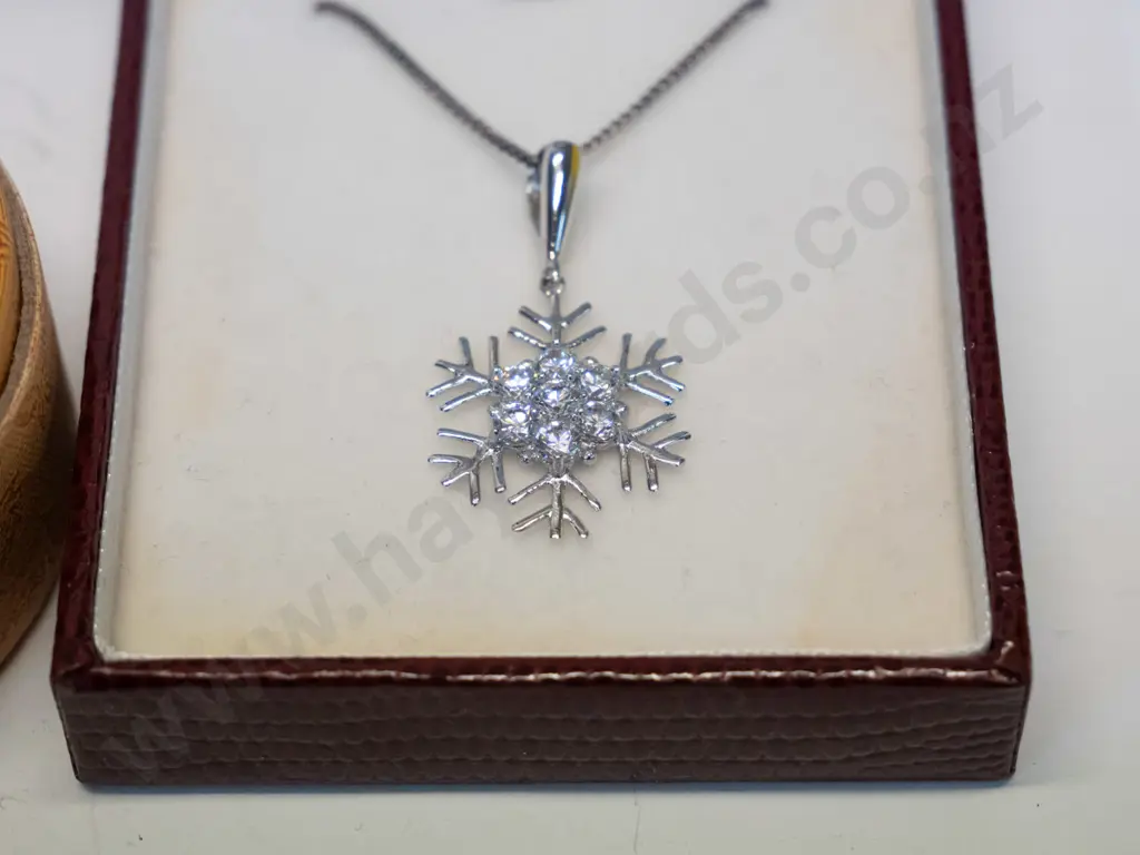 silver necklace chain stamped 925 & pair of earrings [screw on] Image 1++