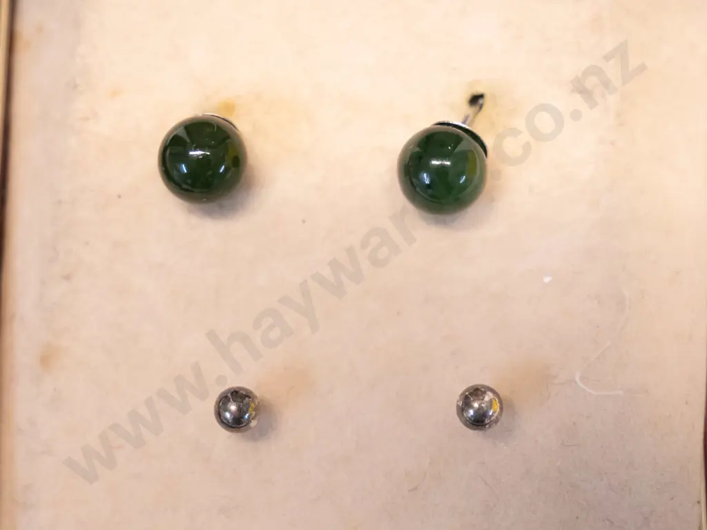4 pairs of stud earrings Image 1++