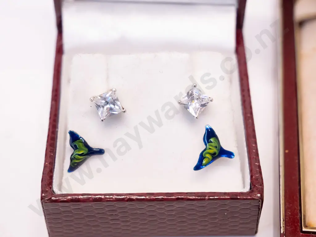 4 pairs of stud earrings Image 1++