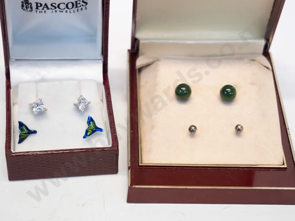 4 pairs of stud earrings Image 1++