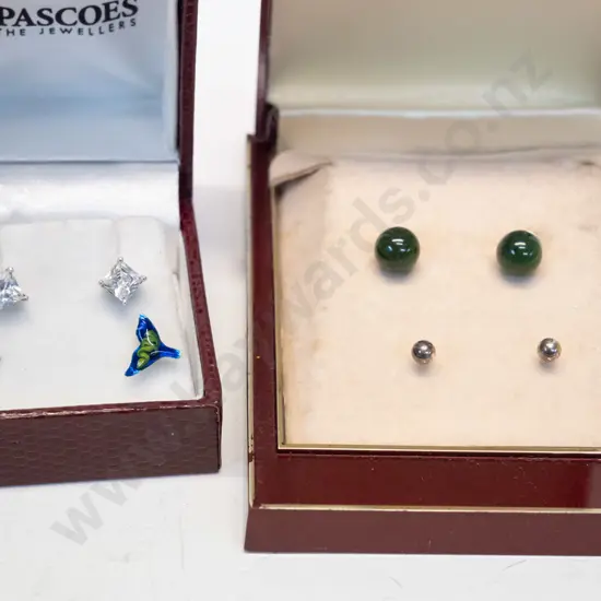 4 pairs of stud earrings
