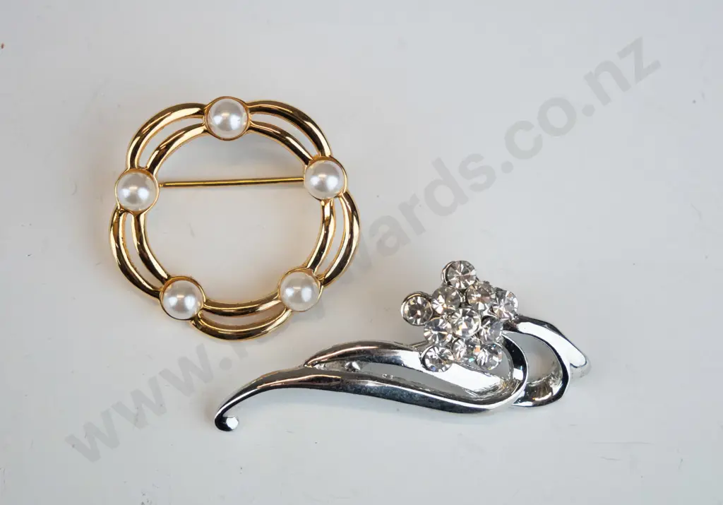 2 costume brooches Image 1++