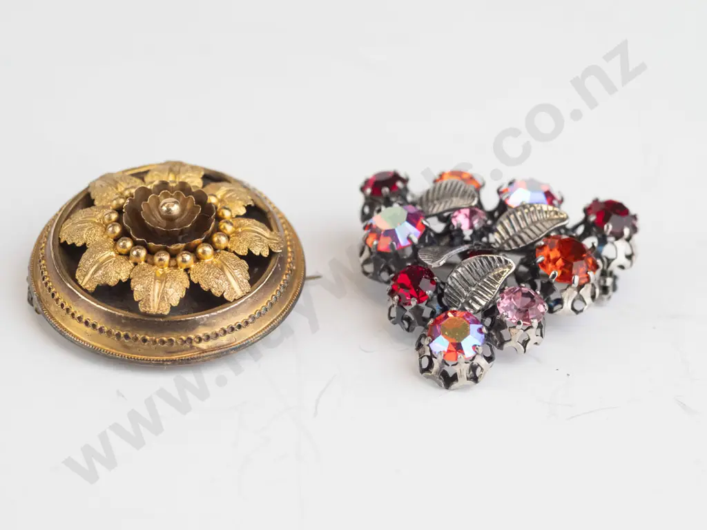 locket style brooch & costume brooch Image 1++