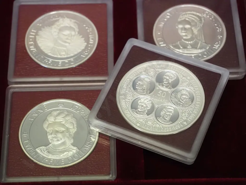 boxed set of 6 Queen's Collection Caiman Island 1997 Silver $5 coins Image 1++