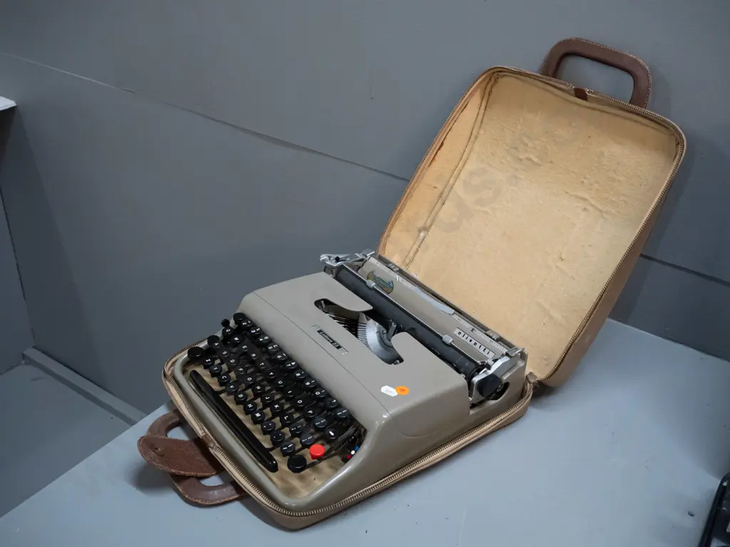 Olivetti Lettera portable typewriter with integrated case. Case when closed is H-100 W-290 D-330 Image 1++