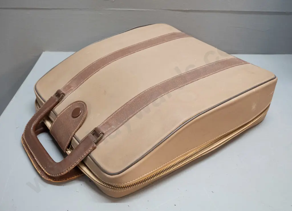 Olivetti Lettera portable typewriter with integrated case. Case when closed is H-100 W-290 D-330 Image 1++