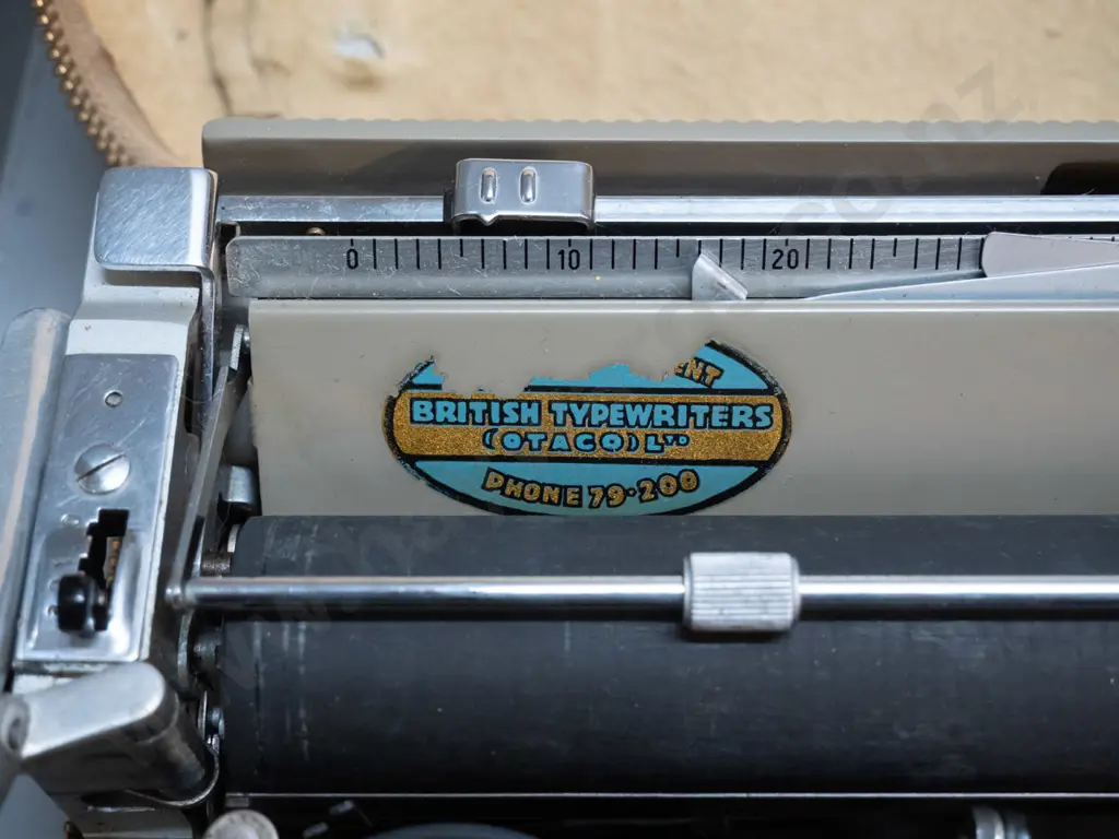 Olivetti Lettera portable typewriter with integrated case. Case when closed is H-100 W-290 D-330 Image 1++