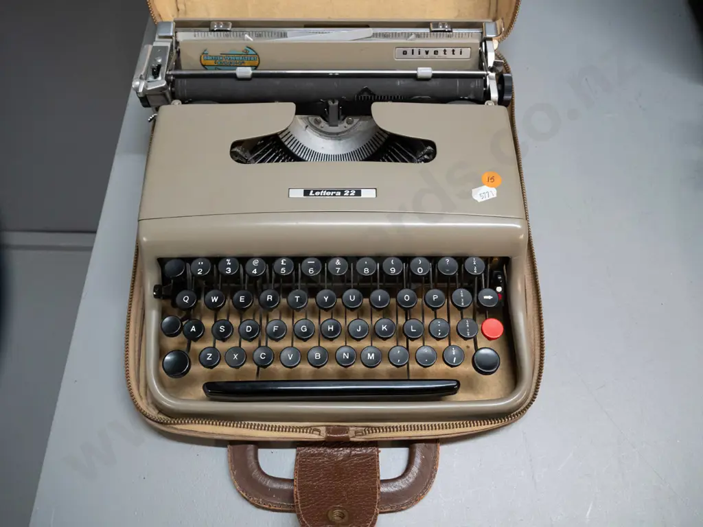 Olivetti Lettera portable typewriter with integrated case. Case when closed is H-100 W-290 D-330 Image 1++