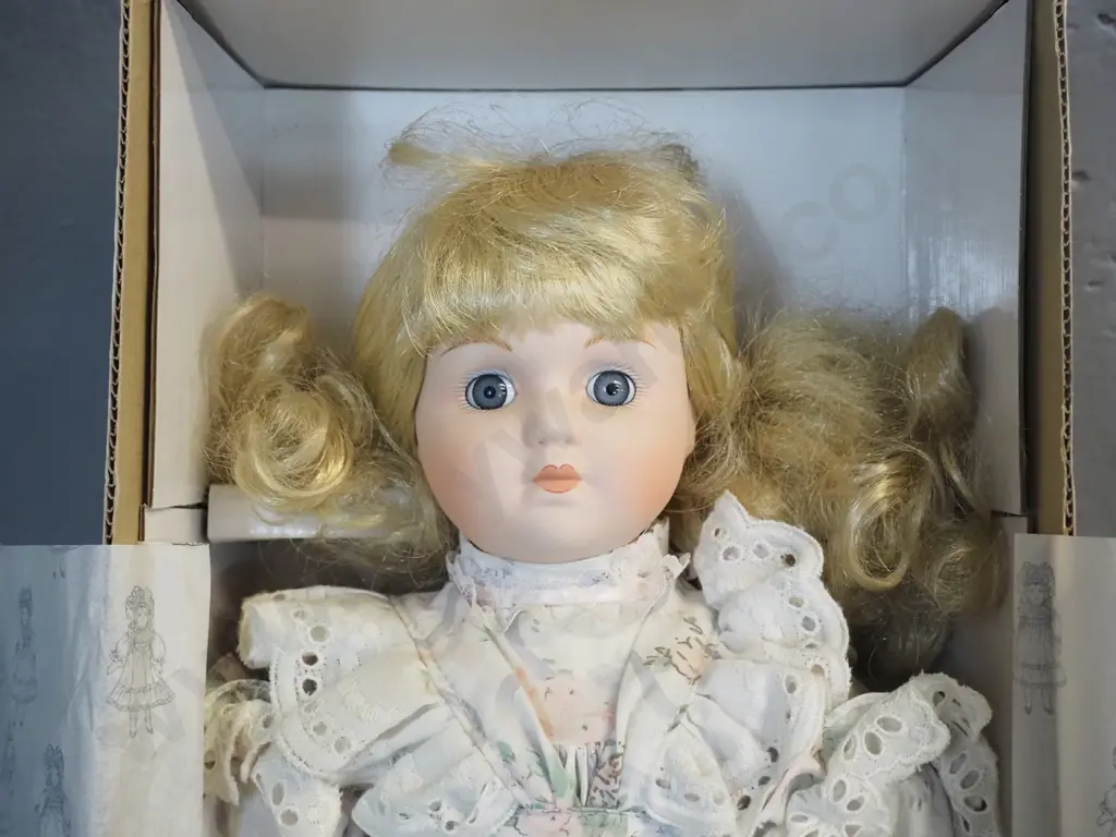 Hillview Lane display doll in original box - "Mary Rose" H-440 Image 1++