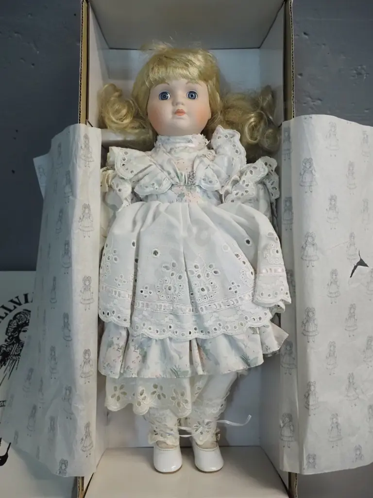 Hillview Lane display doll in original box - "Mary Rose" H-440 Image 1++