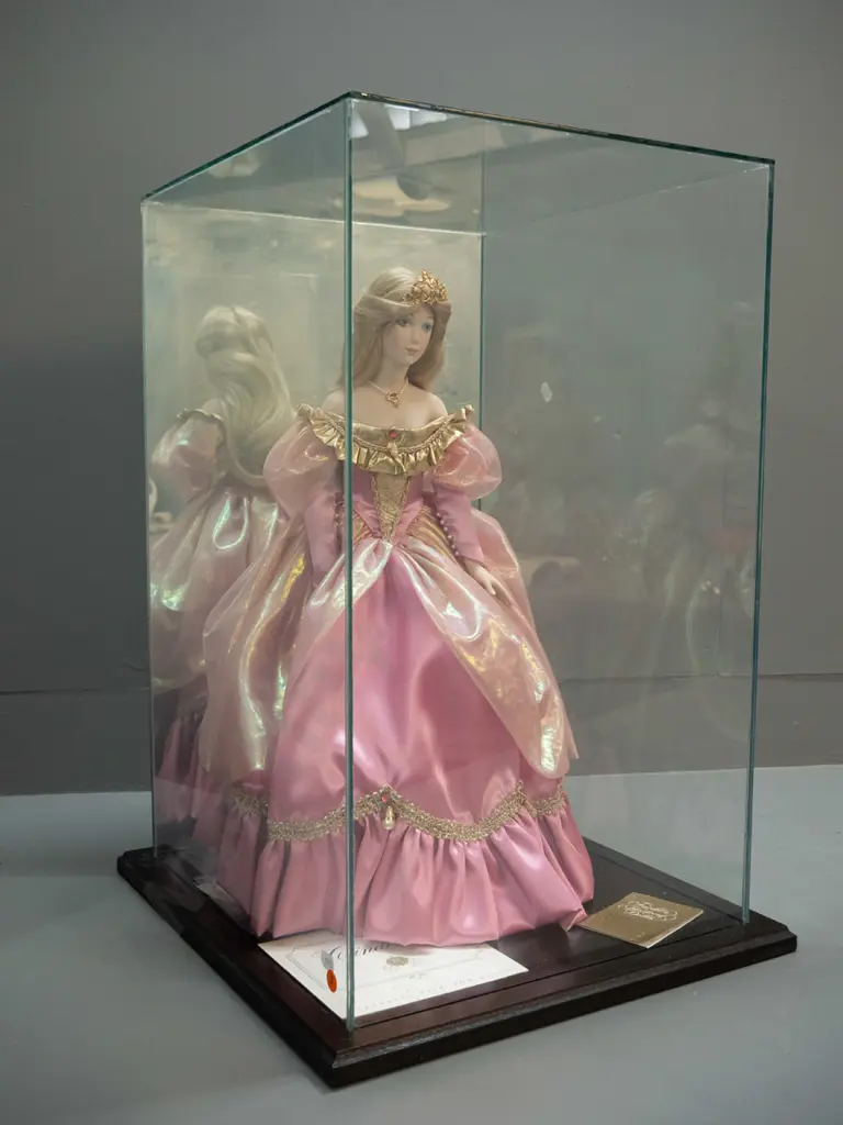 Franklin Mint Heirloom Cinderella display doll in perspex in timber display case H-560 W-330 D-360 Image 1++