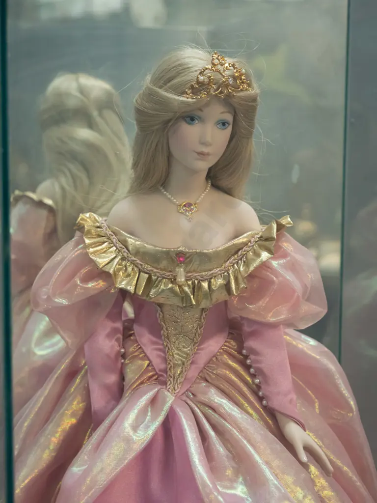 Franklin Mint Heirloom Cinderella display doll in perspex in timber display case H-560 W-330 D-360 Image 1++