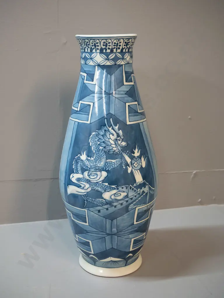 Chinese blue & white dragon motif vase H-420 Image 1++
