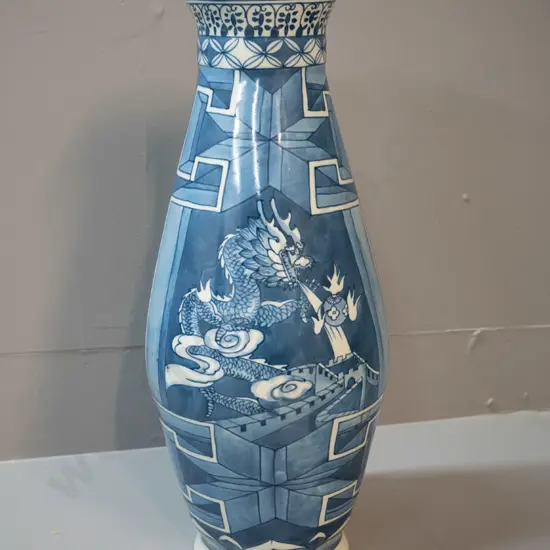 Chinese blue & white dragon motif vase H-420