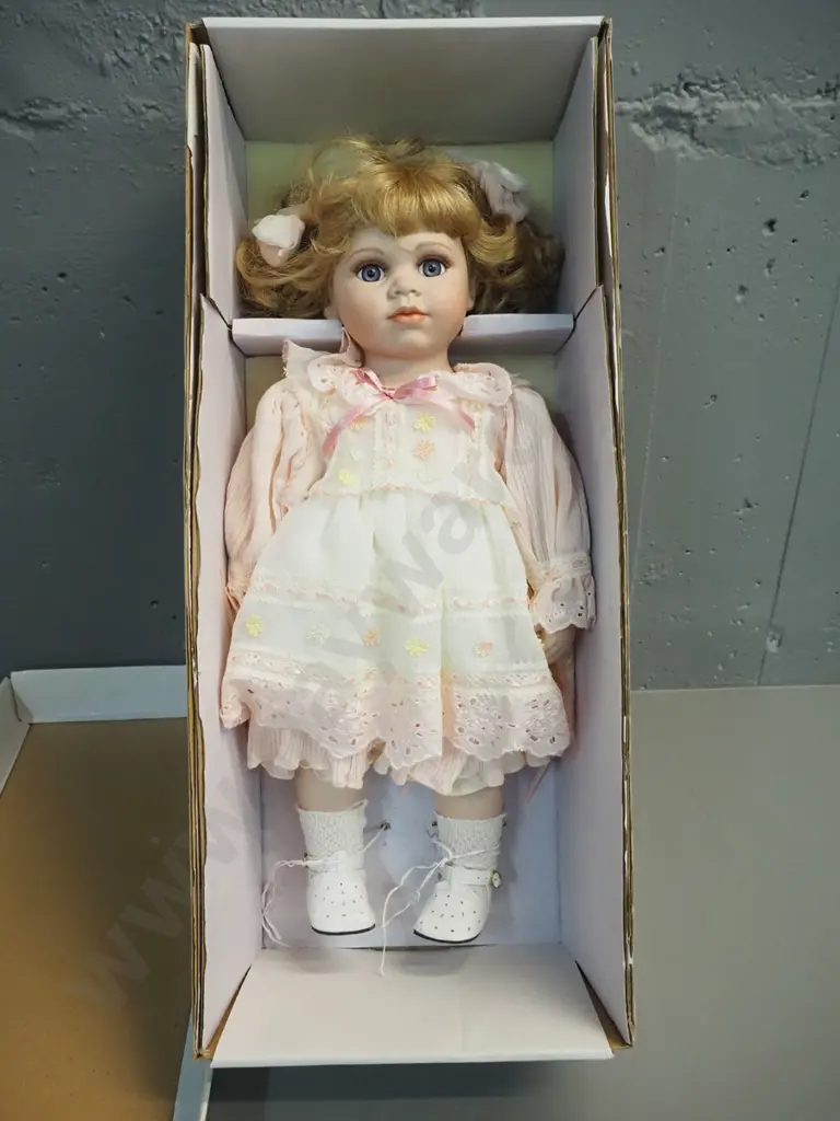 Hillview Lane display doll in original box - "Courtney" H-470 Image 1++