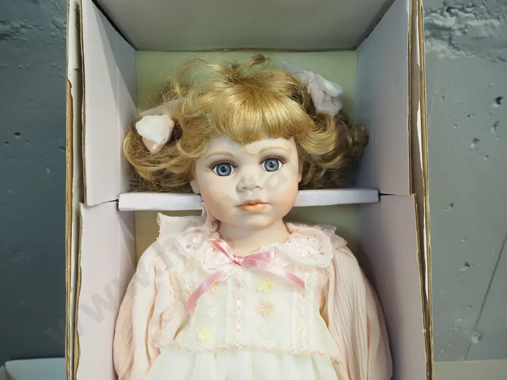 Hillview Lane display doll in original box - "Courtney" H-470 Image 1++