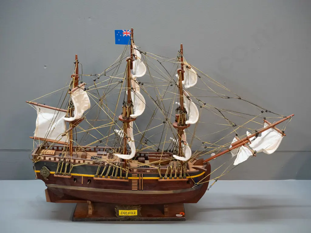 wooden fully rigged Endeavour model ship on stand - H-520 L-710 Image 1++