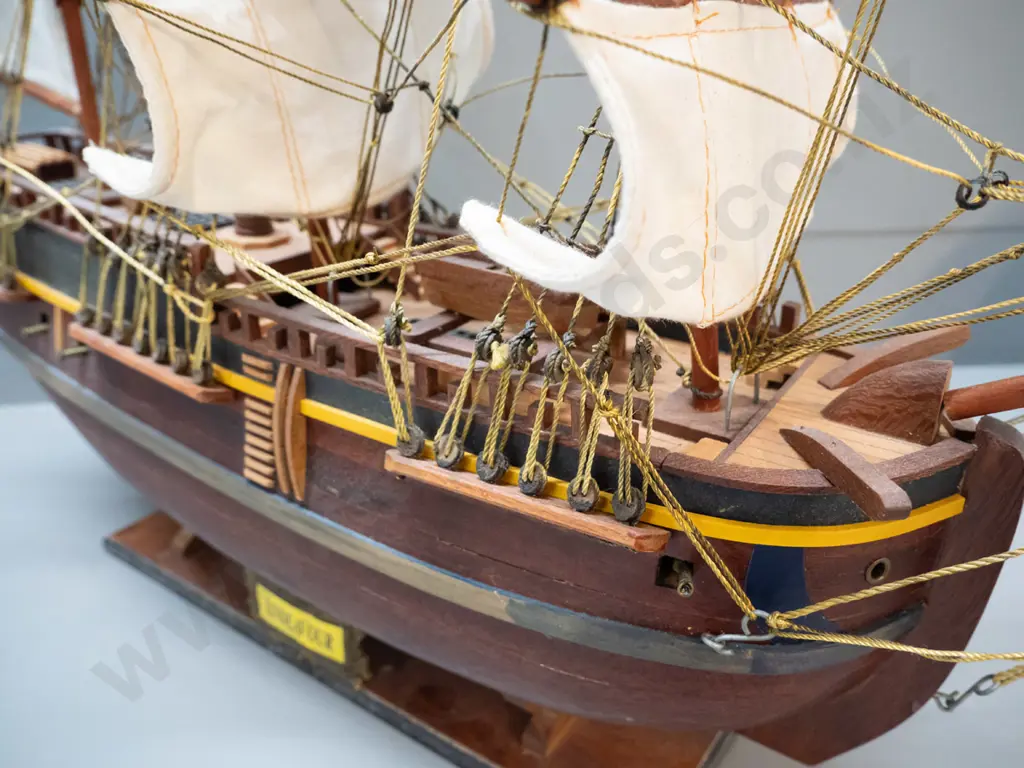wooden fully rigged Endeavour model ship on stand - H-520 L-710 Image 1++