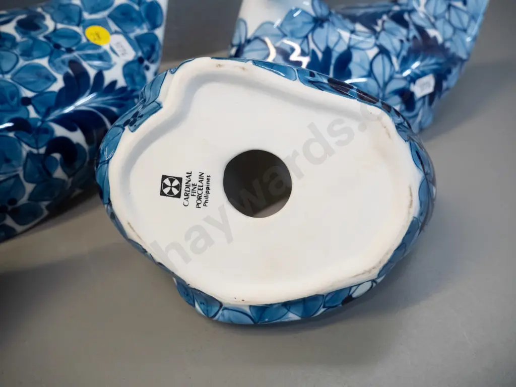 set of 4 blue & white porcelain hen ornaments - made in Phillipines - larges tis H-200 L-240 Image 1++