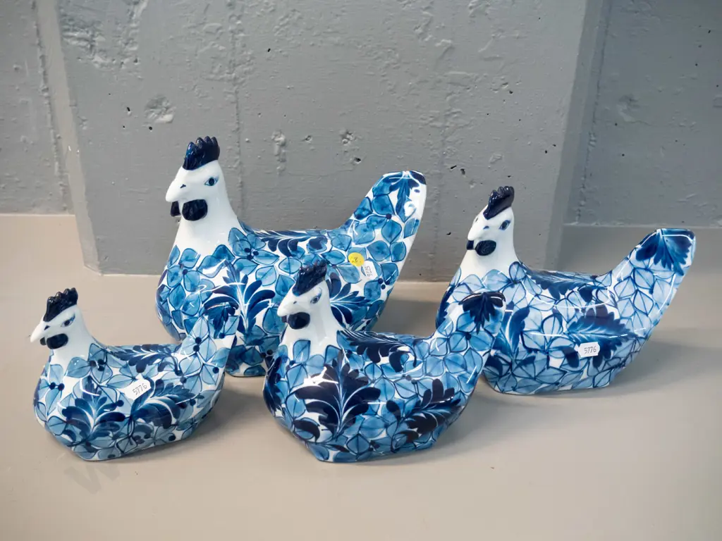 set of 4 blue & white porcelain hen ornaments - made in Phillipines - larges tis H-200 L-240 Image 1++