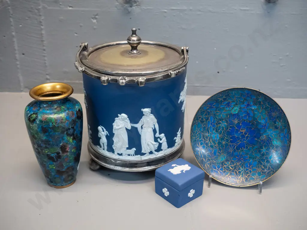 Wedgwood dark blue jasperware vintage biscuit barrel H180, wear to plating, and small pill box, and 2 cloisonne items Image 1++
