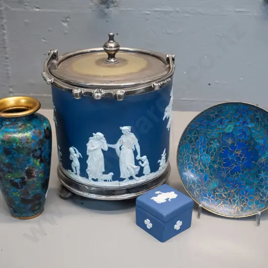 Wedgwood dark blue jasperware vintage biscuit barrel H180, wear to plating, and small pill box, and 2 cloisonne items