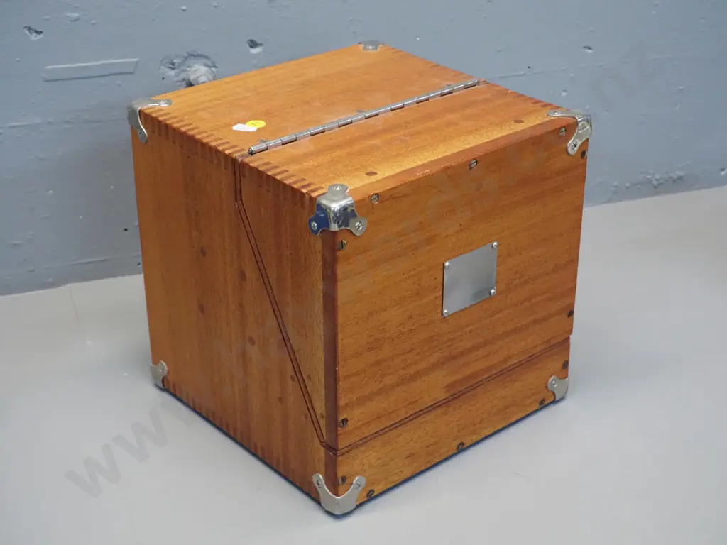 timber box with hinged front flap, rear panel with spring-tab closure, metal corner binding and blank plaque 250x250x250 Image 1++