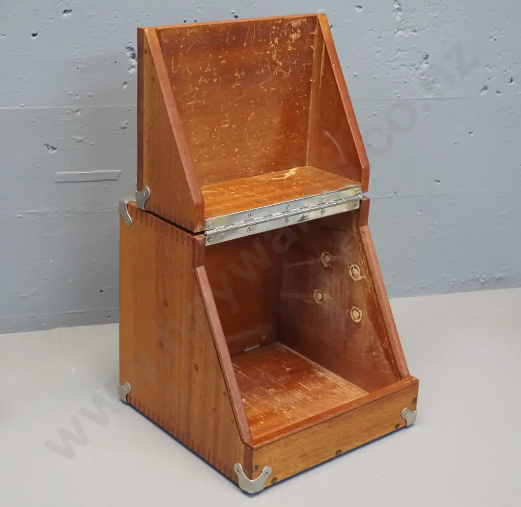 timber box with hinged front flap, rear panel with spring-tab closure, metal corner binding and blank plaque 250x250x250 Image 1++