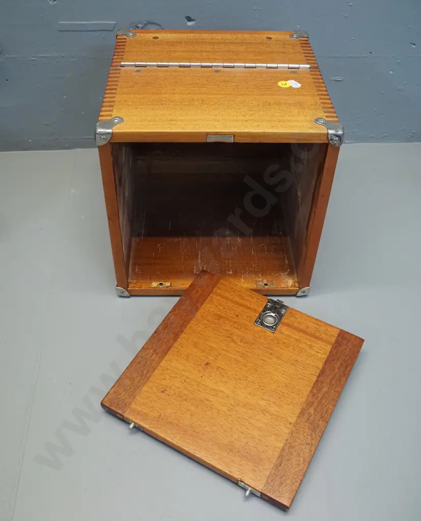 timber box with hinged front flap, rear panel with spring-tab closure, metal corner binding and blank plaque 250x250x250 Image 1++