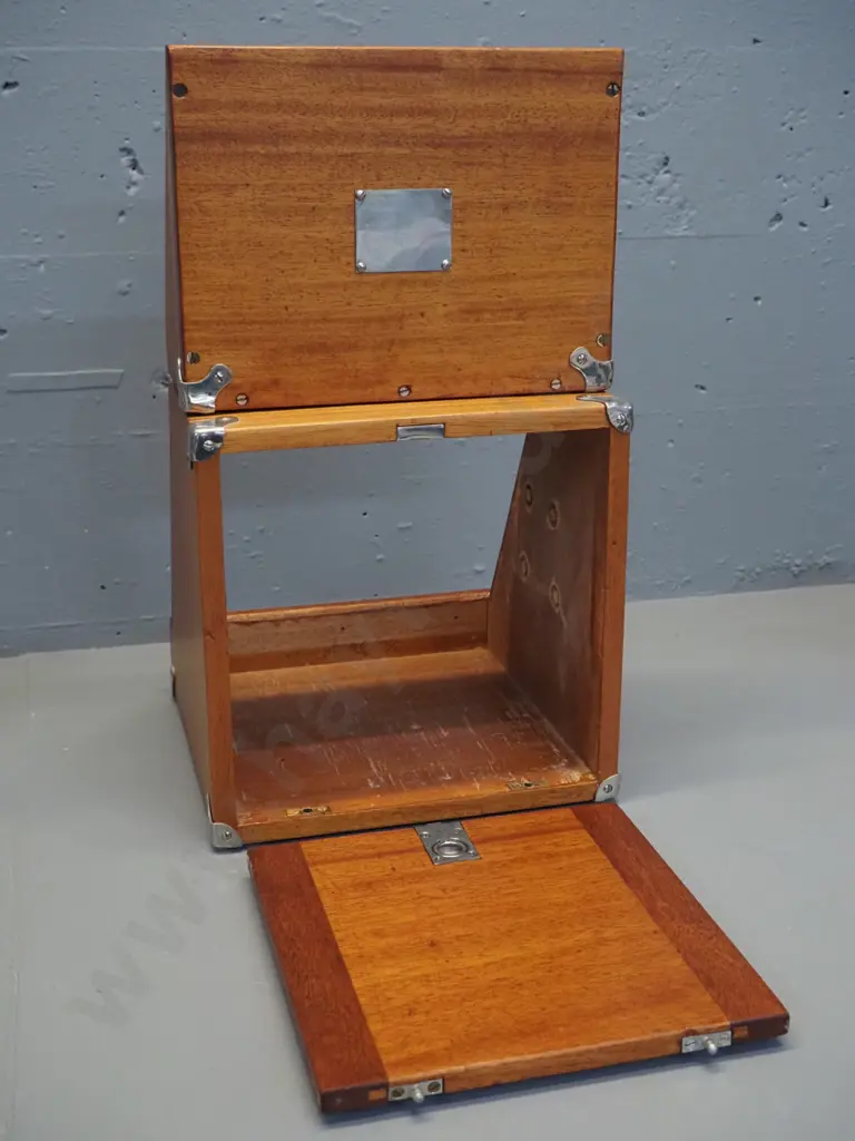 timber box with hinged front flap, rear panel with spring-tab closure, metal corner binding and blank plaque 250x250x250 Image 1++