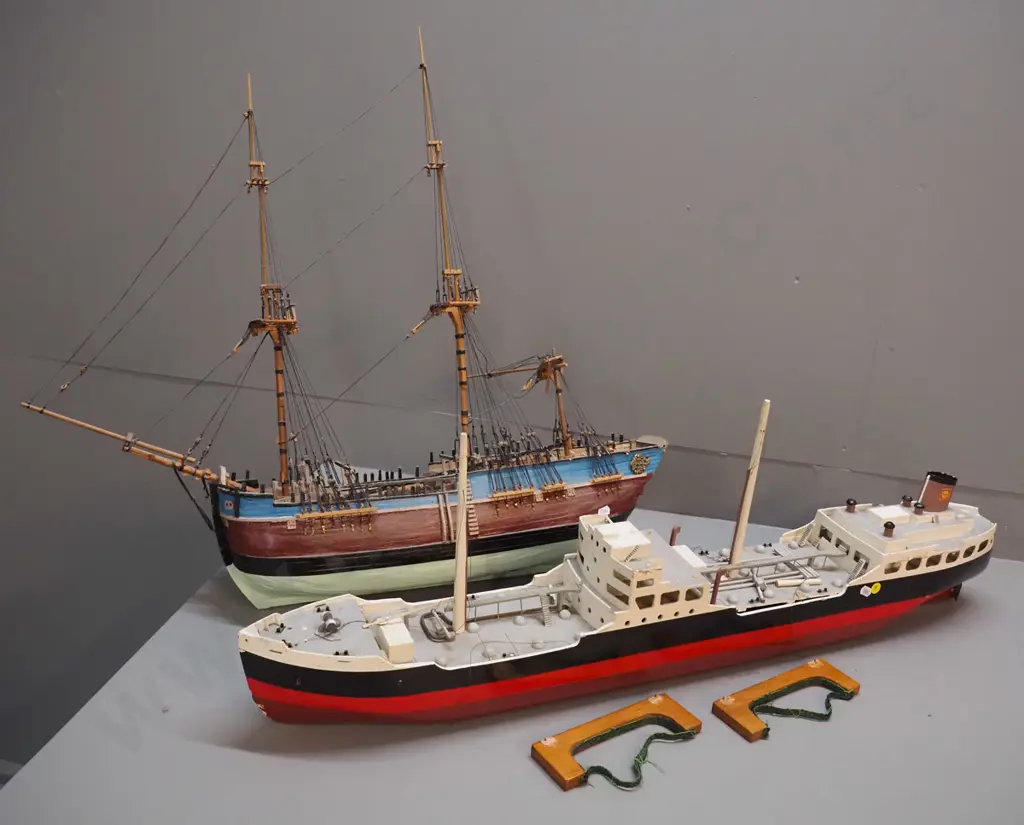 2 timber ship models in restorer's condition - a 3-masted sailing ship H-680 L-760 and a freighter or tanker with Shell Image 1++