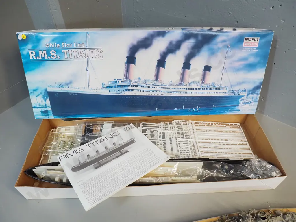 Minicraft 1:350 scale yet to be assembled plastic model of RMS Titanic - assembled length 30" and a assembled model of a Image 1++